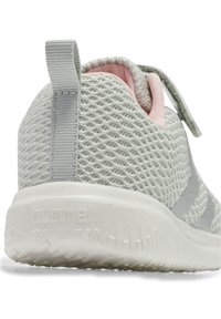 Jasnoszare sneakersy z teksturowaną siateczką, różowymi akcentami wewnątrz i białą gumową podeszwą z bieżnikiem. Widoczne logo marki.