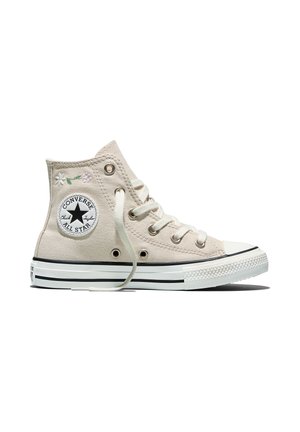 Beiger High-Top Converse Chuck Taylor All Star Sneaker mit Schnürung vorne, schwarzem Sternlogo und kleinen bestickten Blumen in Knöchelnähe.