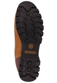 Brązowy skórzany botek z czarną gumową podeszwą. Podeszwa ma głębokie rowki i wypukłe sekcje. Złote logo "Timberland" na podeszwie.