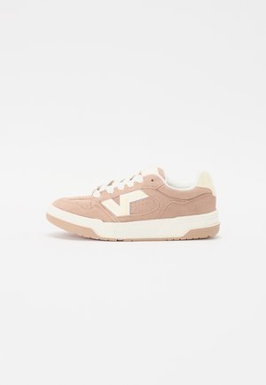 Sneaker rosa chiaro in suede con logo e dettagli bianchi. Presenta una parte superiore testurizzata, punta rotonda e suola piatta in gomma.