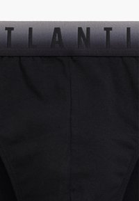 Czarny pas z napisem "ATLANTIS" wytłoczonym w pogrubionej czcionce, przymocowany do gładkiego, dopasowanego czarnego materiału. Klasyczny styl i kolor.