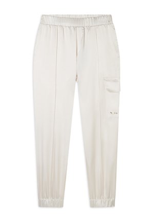 Pantaloni in satin color crema con una vestibilità rilassata, vita elastica e polsini a sigaretta; presentano una tasca laterale tipo cargo e pieghe sottili.
