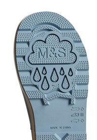 Semelle en caoutchouc bleue avec un design de nuage et de goutte de pluie, présentant des bandes texturées et le logo M&S. Motifs de adhérence remarquables pour une traction optimale.