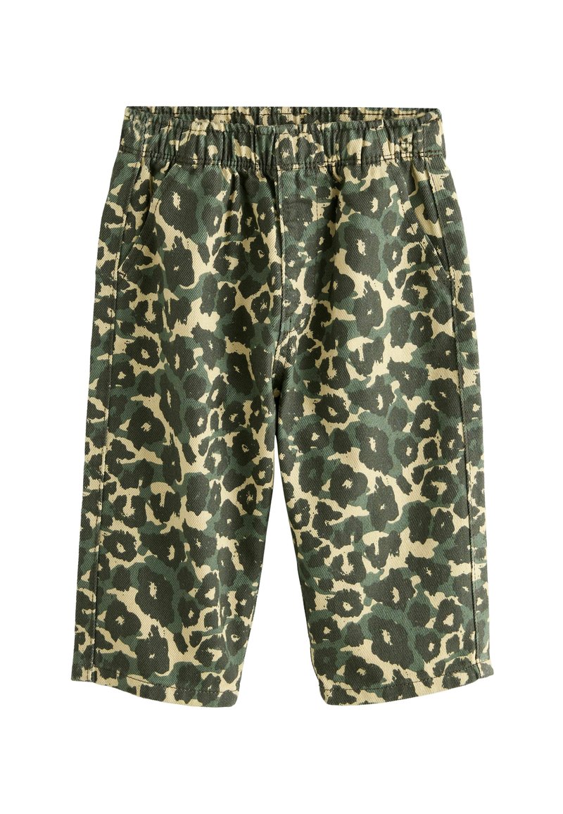 Shorts en imprimé léopard vert et beige avec une taille élastique et une coupe décontractée. Le tissu a une texture semblable à celle du denim et une coupe droite.