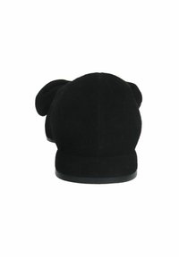 Zwarte suède pantoffel met afgeronde achterkant en uitlopende oorachtige accenten aan de zijkanten. Platte zool met een gladde afwerking. Eenvoudig, minimalistisch ontwerp.