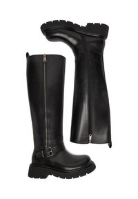 Botas altas de cuero negro con tacón grueso, cremalleras delanteras y un detalle de hebilla lateral. Textura lisa y diseño estilizado.