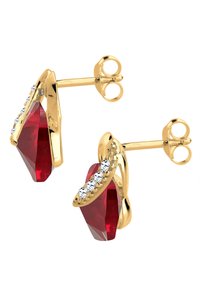 Boucles d'oreilles en cristal rouge avec un métal doré au ton présentant un design tordu, des accents en strass clairs et une fermeture à puce pour un port sécurisé.