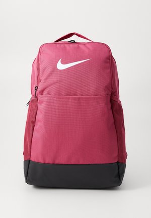 Nike rugzak in felroze met een zwarte onderkant, voorzien van een opvallend wit logo, netzijkanten en een bovenhandgreep.