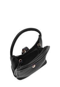 Borsa a tracolla in pelle nera testurizzata con manico arrotondato, dettagli in oro e un ampio interno. Chiusura superiormente con zip e finitura liscia.
