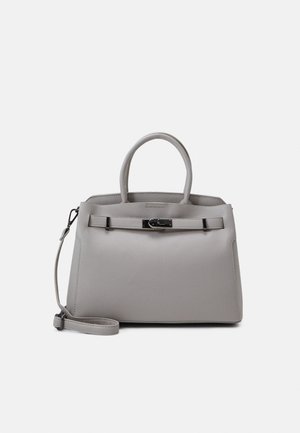 Graue, strukturiert geprägte Lederhandtasche mit zwei Griffen, einem vorderen Riemen mit Schnalle und einem abnehmbaren Schulterriemen vor einfarbigem Hintergrund.