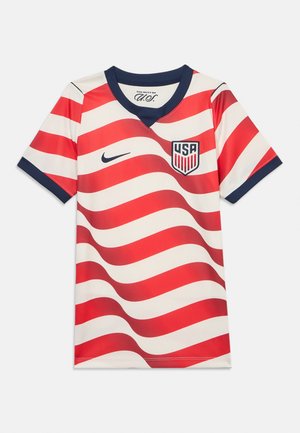 Dres s crvenim i bijelim prugama s mornarskim ovratnikom, na kojem su USA logotip i Nike znak. Izrađen od laganog materijala za prozračnost.