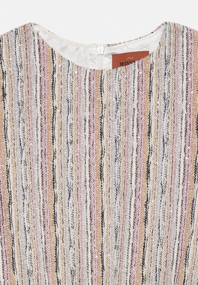 Metallic stripete topp med vertikale linjer i rosa, gull, sølv og svart, med rund hals og glidelås bak.