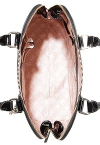 Zwarte gepatenteerde leren tas met gouden hardware, ritssluiting en een lichtroze interieur met een herhaald logo-patroon. Ruimtelijk en gestructureerd ontwerp.