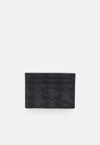 Sort tegnebog lavet af tekstureret materiale med et geometrisk mønster, flere kortlommer og en diskret logo-accent.