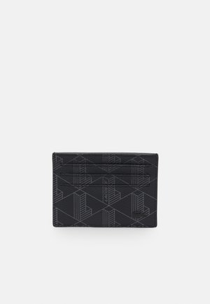 Čierna peňaženka vyrobená z textúrovaného materiálu s geometrickým vzorom, viacerými slotmi na karty a decentným akcentom loga.