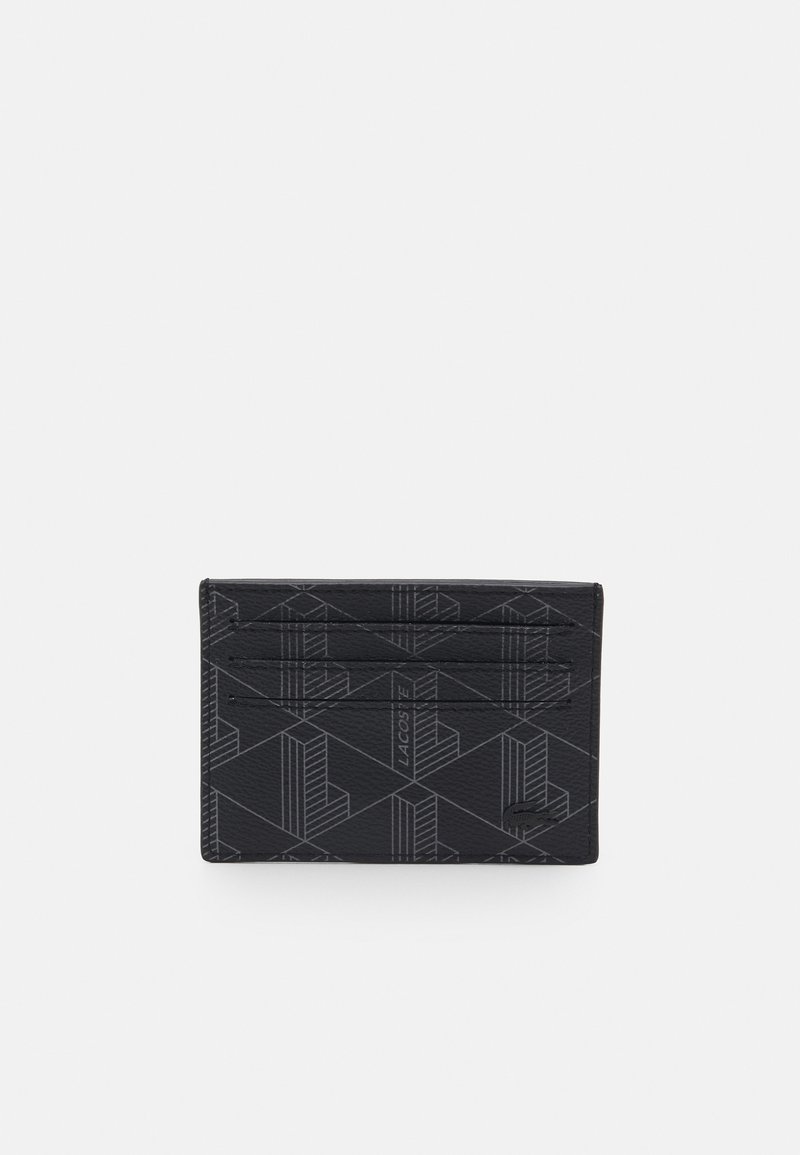 Sort tegnebog lavet af tekstureret materiale med et geometrisk mønster, flere kortlommer og en diskret logo-accent.
