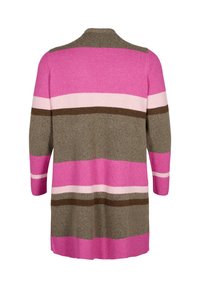 Strickjacke mit horizontalen Streifen in Pink, Hellrosa, Braun und Oliv, mit einem langen Saum und gerippten Bündchen für zusätzliche Textur.