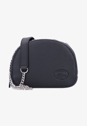 Černá kožená crossbody taška s texturovaným povrchem, stříbrným řetízkovým popruhem a raženým logem. Zaoblený tvar se zapínáním na zip.