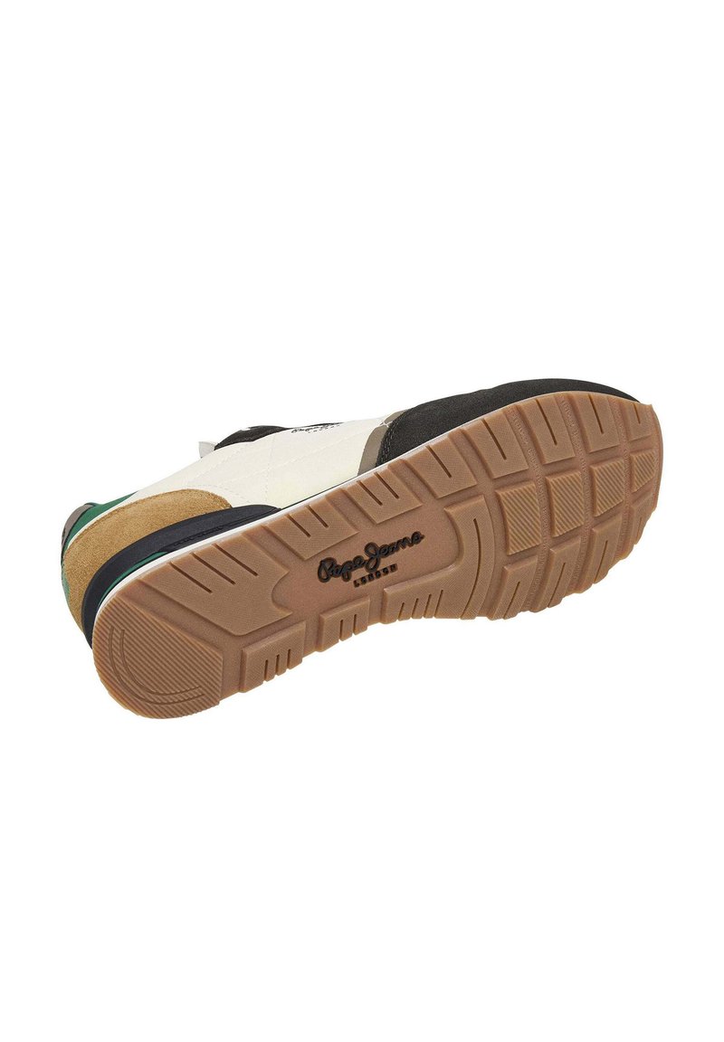 Zapatilla blanca, negra y verde con parte superior texturizada, suela de goma y patrón de tracción visible. Logo de "Pepe Jeans" en la parte inferior.