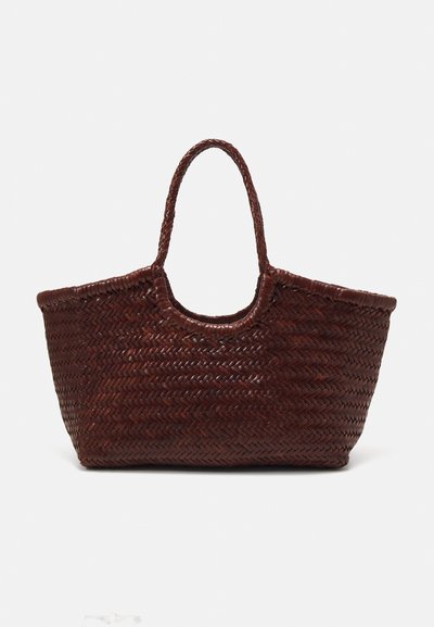 Borsa a tracolla intrecciata marrone con un motivo testurizzato, parte superiore arrotondata e due solide maniglie per il trasporto. Realizzata in materiale flessibile.