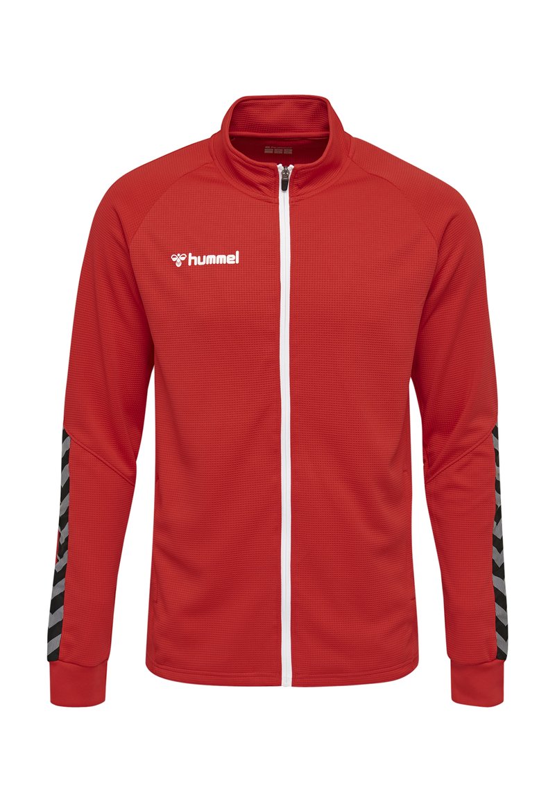 Rote Zip-Jacke aus strukturiertem Stoff. Merkmale sind ein weißer Reißverschluss, ein schwarz-graues Zickzackmuster an den Ärmeln und ein Logo auf der Brust.