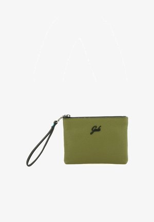 Bustina da polso verde oliva testurizzata con cerniera e cinturino neri, con piccolo logo nero impresso al centro davanti.