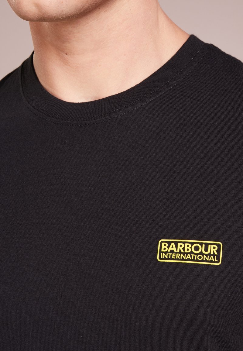 Herren T-Shirts basic | Barbour International INTERNATIONAL SMALL LOGO TEE T-Shirt basic black/schwarz - OC72191 Herren T-Shirts basic | Barbour International INTERNATIONAL SMALL LOGO TEE T-Shirt basic black/schwarz - OC72191