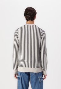 Lyle & Scott VERTICAL STRIPE CREW NECK  - Strickpullover - cove