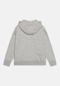 Szara bluza z kapturem wykonana z miękkiej mieszanki bawełny, z kapturem, ściągaczami przy rękawach i u dołu. Tło jest białe, dla kontrastu.