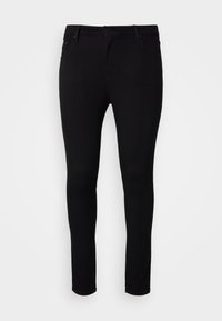 Jeans ajustados de color negro, hechos de denim, con una textura suave, trabillas estándar para cinturón, cierre de cremallera y bolsillos delanteros y traseros.