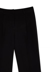 Pantalones negros con una textura suave, corte entallado y pliegues delanteros. Incluyen bolsillos laterales y un sutil detalle de costura a lo largo de la cintura.