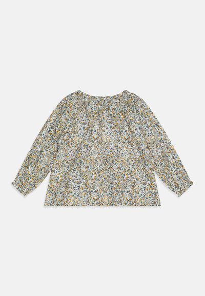 Blusa floreale a maniche lunghe di colore azzurro chiaro, con scollatura arricciata, decorata con motivi di fiori gialli, verdi e viola su un tessuto testurizzato.