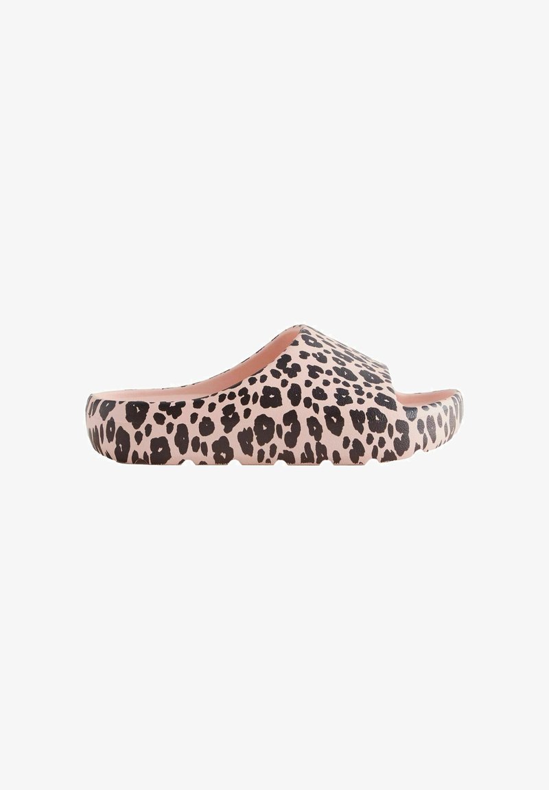 Sandalo slip-on con stampa leopardata e base rosa, realizzato in materiale morbido. Presenta una punta aperta e una suola piatta e testurizzata.