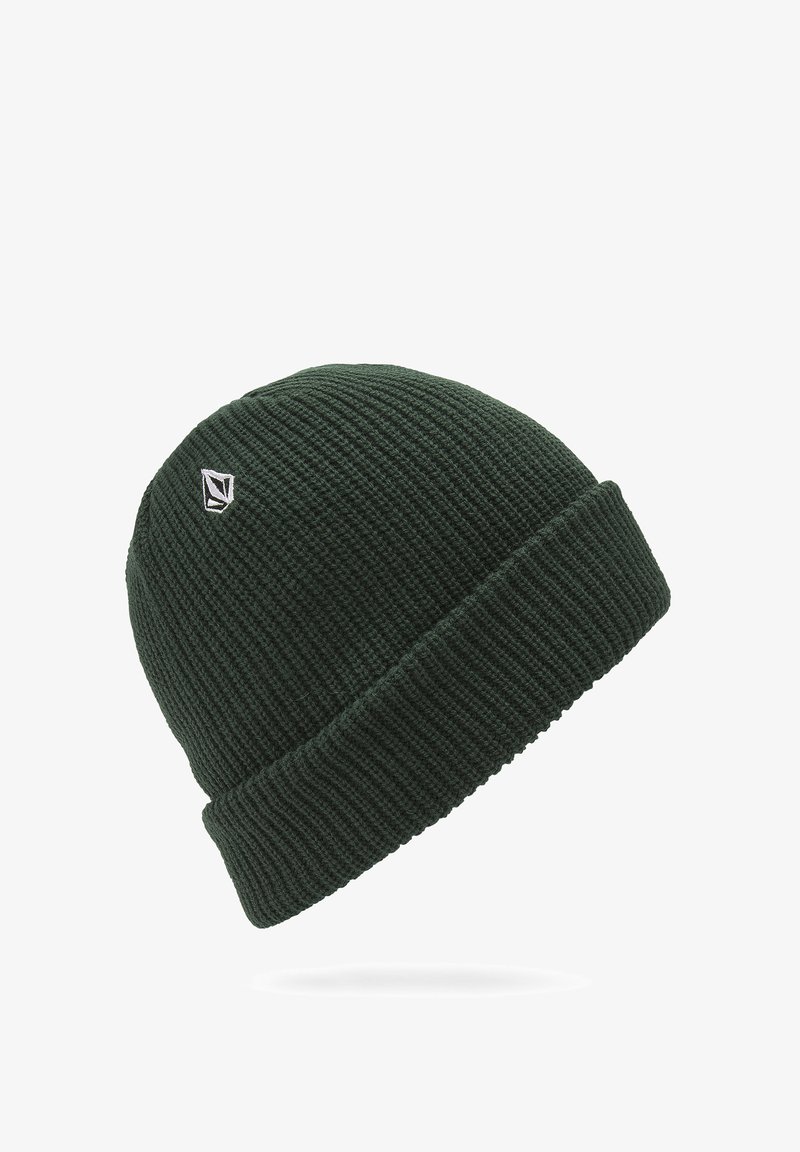 Donkergroene gebreide beanie met ribbelstructuur en een opgevouwen rand, voorzien van een klein wit logo aan de zijkant.