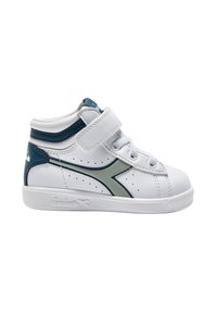 Scarpe alte bianche con un accento blu e verde, cinturino in velcro, pannelli laterali perforati e suola in gomma testurizzata.