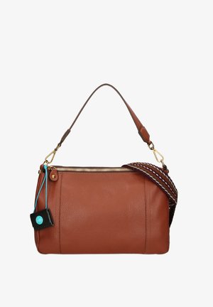 Borsa a mano in pelle marrone con finitura texture, zip dorata e tracolla staccabile con un motivo intrecciato in marrone e bianco.