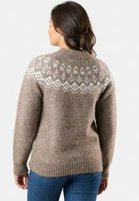 Maglione lavorato a maglia marrone chiaro con collo rotondo, con un motivo geometrico bianco sulle spalle e polsi e orlo a costine.