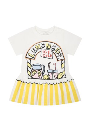 Robe blanche à manches courtes avec un graphique de stand de limonade, featuring une jupe rayée jaune et blanche et un design plissé.