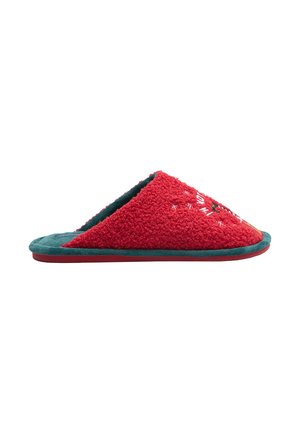 Zapatilla roja y difusa con detalles en verde, que presenta un diseño triangular, textura suave y detalles bordados en la parte superior.