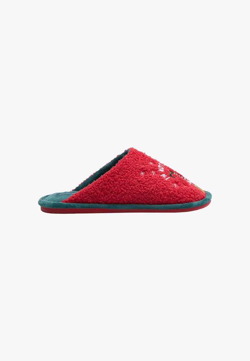 Zapatilla roja y difusa con detalles en verde, que presenta un diseño triangular, textura suave y detalles bordados en la parte superior.