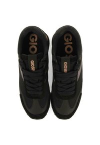 Zapatillas deportivas negras con parte superior de malla, acentos negros sólidos y detalles de logo en rosa claro. Presentan una punta redondeada y cordones planos.