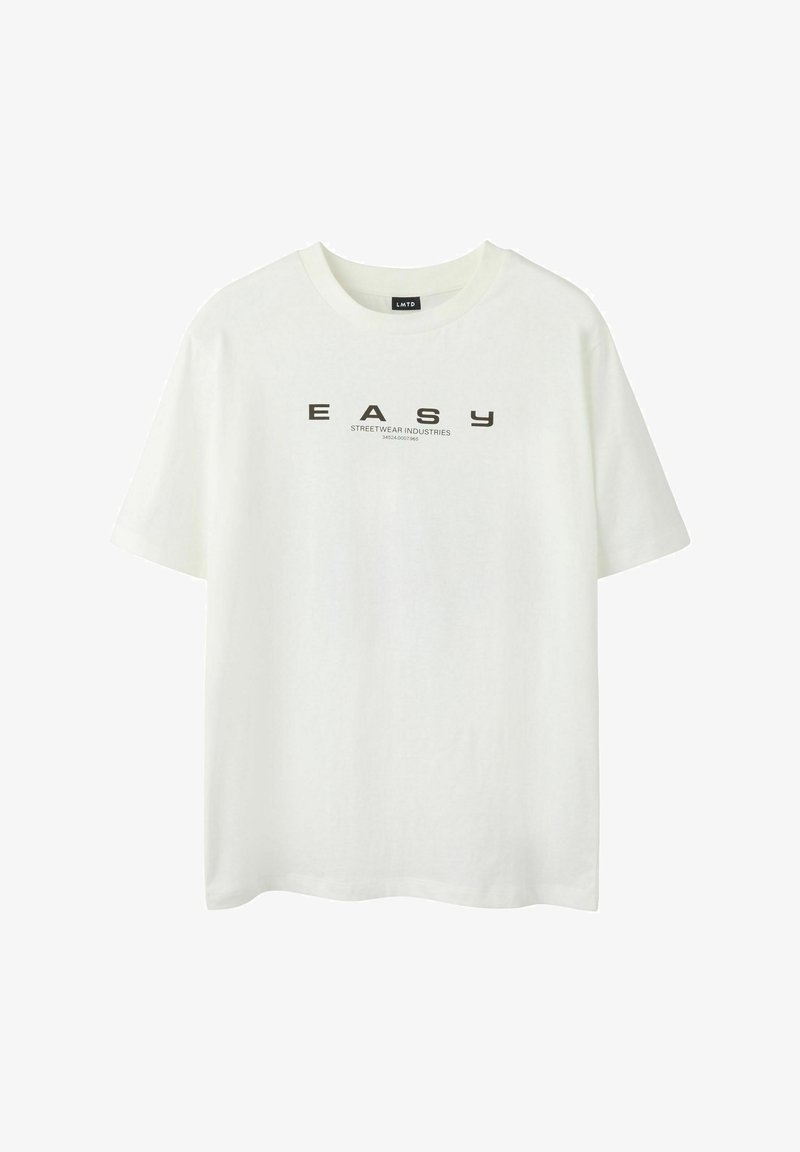 Biała bawełniana koszulka z krótkim rękawem, okrągłym dekoltem i tekstem z przodu "EASY STREETWEAR INDUSTRIES" w pogrubionej czarnej czcionce.