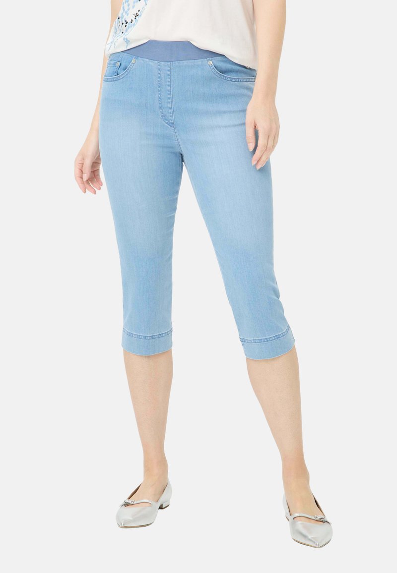 Hellblaue Capri-Jeans mit dehnbarem Bund, aufgerollten Säumen und subtilen Details an den vorderen Taschen. Glatte Denim-Textur und taillierte Passform.