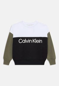 Sweatshirt à blocs de couleur avec des panneaux blancs, noirs et verts olive. Logo "Calvin Klein" en bold blanc sur le devant. Matériau en mélange de coton.