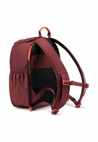 Mochila color burdeos con un tejido duradero, acolchado de malla, correas ajustables, bolsillo lateral elástico y detalles en naranja en los zipper y herrajes.