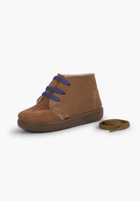 Botas de ante marrón hasta el tobillo con cordones azules, puntera redonda, superficie texturada y suela de goma marrón. Incluye un cordón adicional marrón.