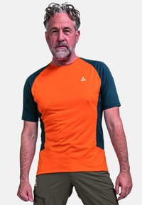Pánské sportovní tričko s jasně oranžovým předním dílem a tmavě zelenými, texturovanými rukávy; krátké rukávy a design s kulatým výstřihem.