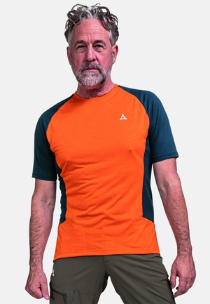 T-shirt de sport pour hommes avec un devant orange vif et des manches texturées vert foncé ; manches courtes et design col rond.