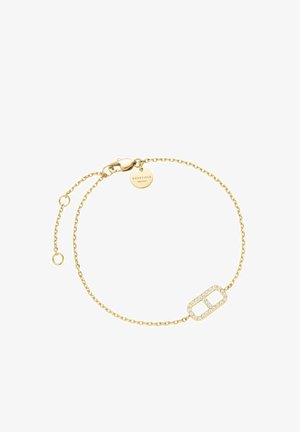 Goldfarbenes Metallarmband mit Kettendesign, das einen rechteckigen Verschluss mit klaren Strasssteinen und ein kleines Anhängsel an der Kette aufweist.