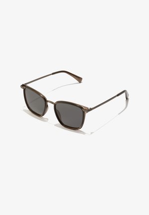 Napszemüveg téglalap alakú sötét lencsékkel, könnyű barna teknős mintás műanyag kerettel, vékony fémszárakkal és textúrázott halántékborításokkal.
